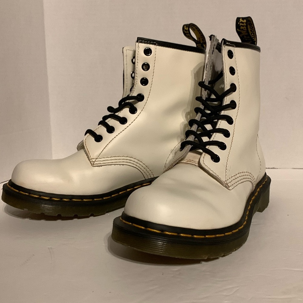 Doc Martens, NEW, size 7 W, 1460 W boot, white